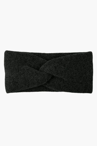 Zwarte oorwarmer van PIECES, met een gedraaid detail in het midden, gemaakt van een zachte, wollige stof.
