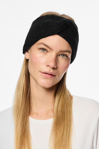Zwarte oorwarmers van PIECES, met een gedraaid detail aan de voorkant, gedragen door een vrouw met blond haar.
