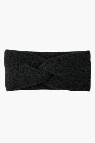 Zwarte oorwarmer van PIECES met gedraaid detail in het midden, gemaakt van een zachte, gebreide stof.