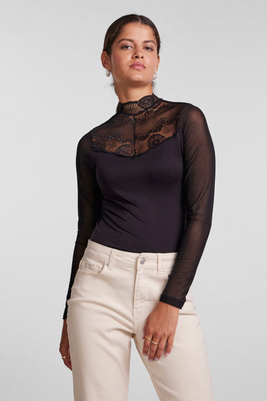 Corps noir de Pieces avec des manches longues et transparentes et un détail en dentelle au col.
