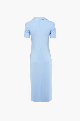 Robe bleue à manches courtes de PIECES®, avec une texture rayée et une fente dans le dos.