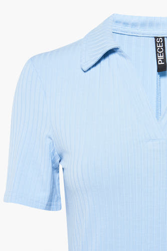 Robe bleue à manches courtes de Pieces, avec un col en côtes et un col rond.