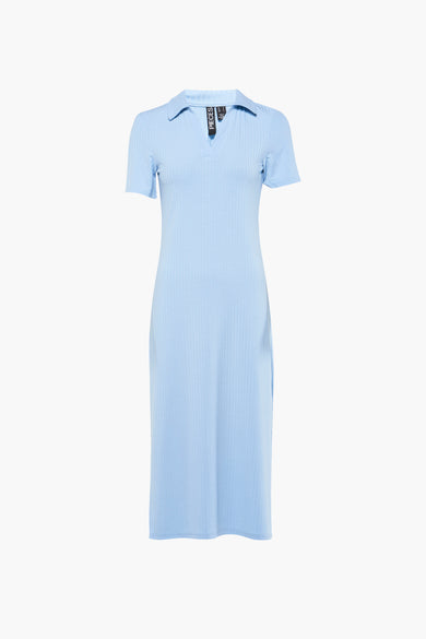 Lichtblauwe, ribgebreide jurk met korte mouwen en kraag.