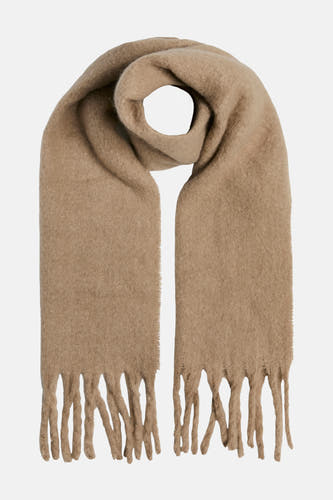 Châle d'hiver beige de PIECES®, avec des franges grossières et porté avec une veste olive.