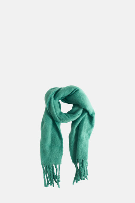 Manteau d'hiver vert de PIECES avec forme drapée et franges aux extrémités.
