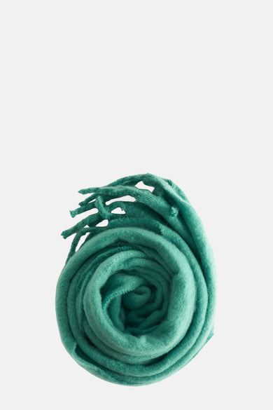 Groene wintersjaal van PIECES met gedraaide vorm en franjes aan de uiteinden.