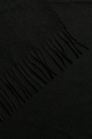 Chapeau d'hiver noir de PIECES® avec des franges aux extrémités et une douce texture.