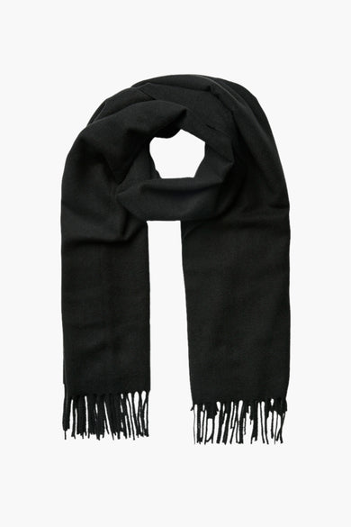 Chapeau d'hiver noir de PIECES® avec des franges aux extrémités et une douce texture.