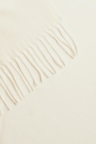 Beige wintersjaal van PIECES® met zachte textuur en decoratieve franjes.
