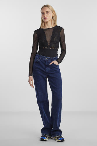 Zwarte body van PIECES®, met lange mouwen en kanten details.
