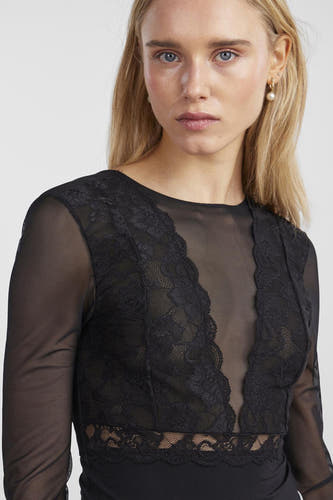 Corps noir de PIECES® avec des manches longues, des détails en dentelle et des éléments en maille transparente.