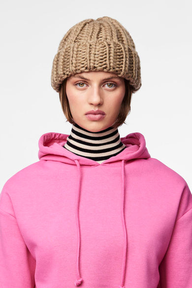 Chapeau brun de PIECES®, avec un motif tricoté épais et une bordure rabattue, isolé sur un fond blanc.