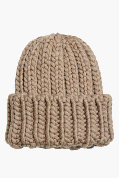 Bruine muts van PIECES®, met een dik gebreid patroon en omgeslagen rand, geïsoleerd op een witte achtergrond.
