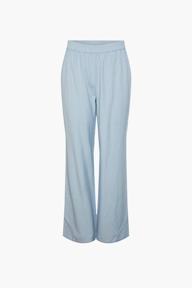 Blauwe broek van PIECES®, met een losse, wijde pasvorm en elastische tailleband.