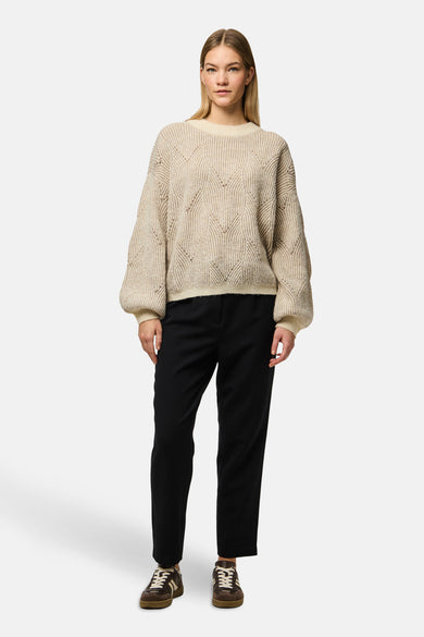 Pull beige avec col rond de PIECES®, à longues manches et motif de corps structuré.