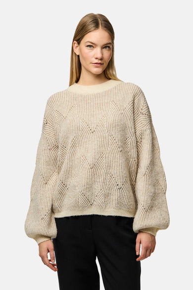 Gilet beige avec col rond de PIECES, à motif côtes et longs manches volumineux, porté avec un pantalon noir.