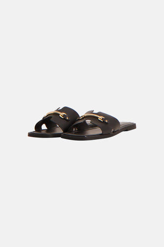 Tongs noirs PIECES®, deux placés côte à côte, vus de dos.