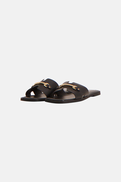 Zwarte slippers van PIECES® met gouden metalen details op de bandjes en platte zool.