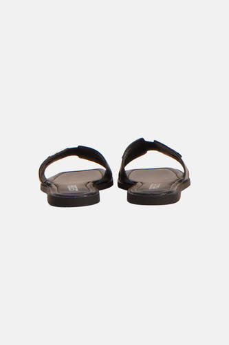 Zwarte slippers van PIECES®, twee naast elkaar geplaatst, gezien vanaf de achterkant.