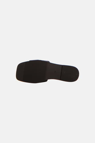Tongs noirs PIECES, vus par le dessous avec semelle côtelée et taille 38.