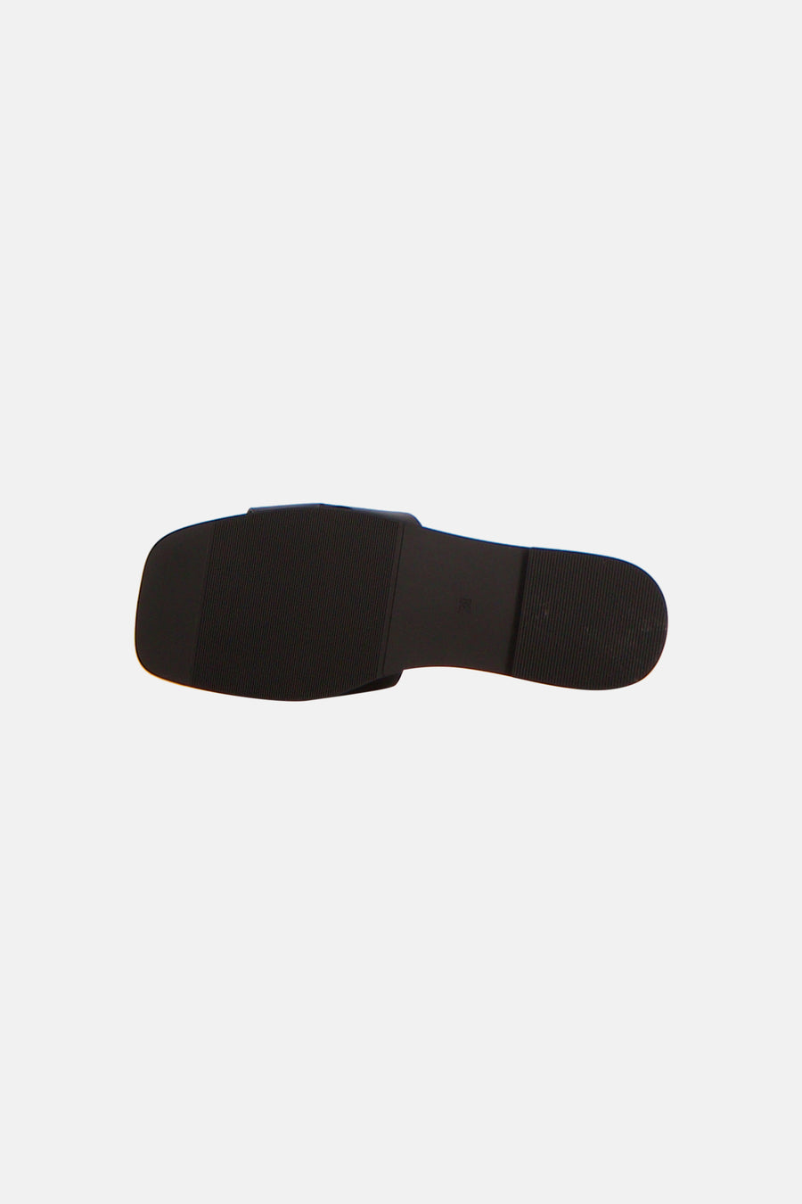 Tongs noirs PIECES, vus par le dessous avec semelle côtelée et taille 38.