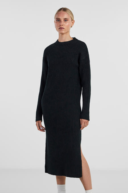 Zwarte jurk met lange mouwen van PIECES®, met ribstof en een split aan de zijkant.
