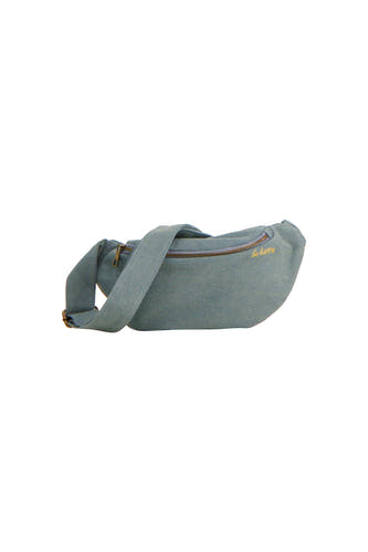 Sac à bandoulière bleu clair de PIECES® avec texture denim et une boucle métallique dorée.