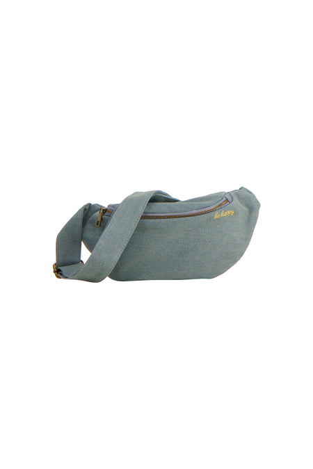 Sac à bandoulière bleu clair de PIECES® avec texture denim et une boucle métallique dorée.