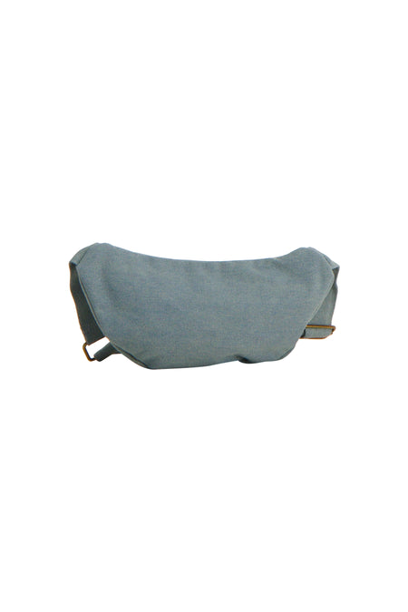 Lichtblauwe schoudertas van PIECES® met denimtextuur en een goudkleurige metalen gesp.