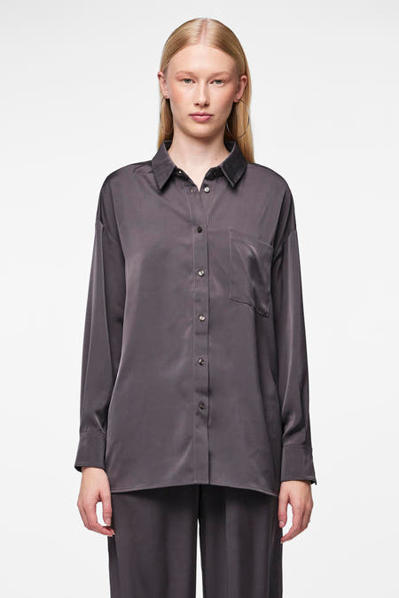 Chemise grise à manches longues de PIECES®, avec une poche poitron et un boutons.