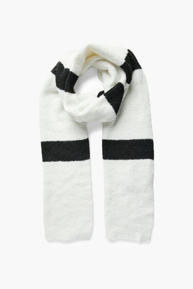 Écharpe d'hiver blanche de PIECES® avec des rayures noires et une douce texture tricotée.