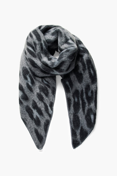 Grijze wintersjaal van PIECES® met een luipaardprint en gerafelde randen.