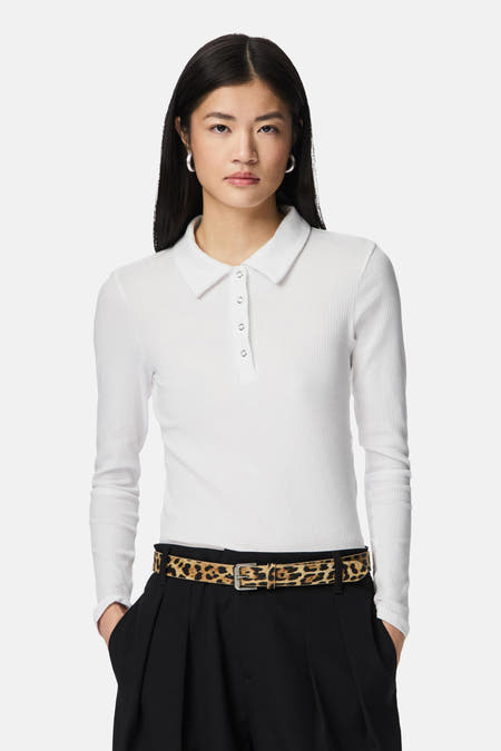 Multicolor riem van PIECES® met een luipaardprint en zilverkleurige gesp, gedragen met een witte polo en zwarte pantalon.
