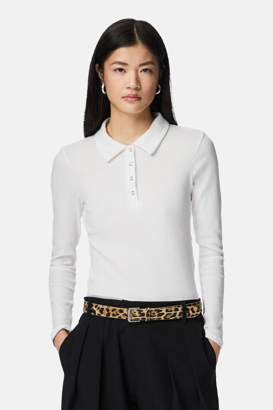 Ceinture multicolore de PIECES avec imprimé léopard et une boucle argentée, portée avec un pantalon noir et une chemise blanche.