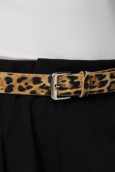 Veelkleurige riem van PIECES met luipaardprint en een zilverkleurige gesp, gedragen op een zwarte pantalon en een witte top.

