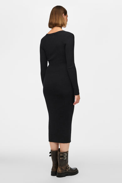 Zwarte jurk met lange mouwen van PIECES®, met ribstructuur en een lengte tot de kuit.