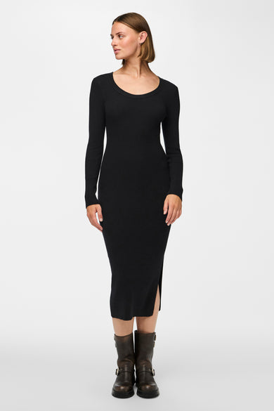 Zwarte jurk met lange mouwen van PIECES®, met ribstructuur en een split aan de zijkant.