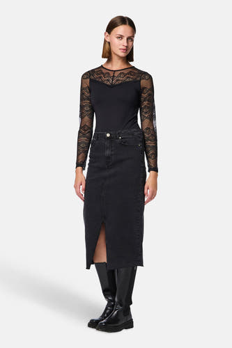 Corps noir de PIECES® avec des manches longues et une encolure en bords.