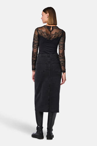Corps noir de PIECES®, avec des manches longues et une encolure décorative.