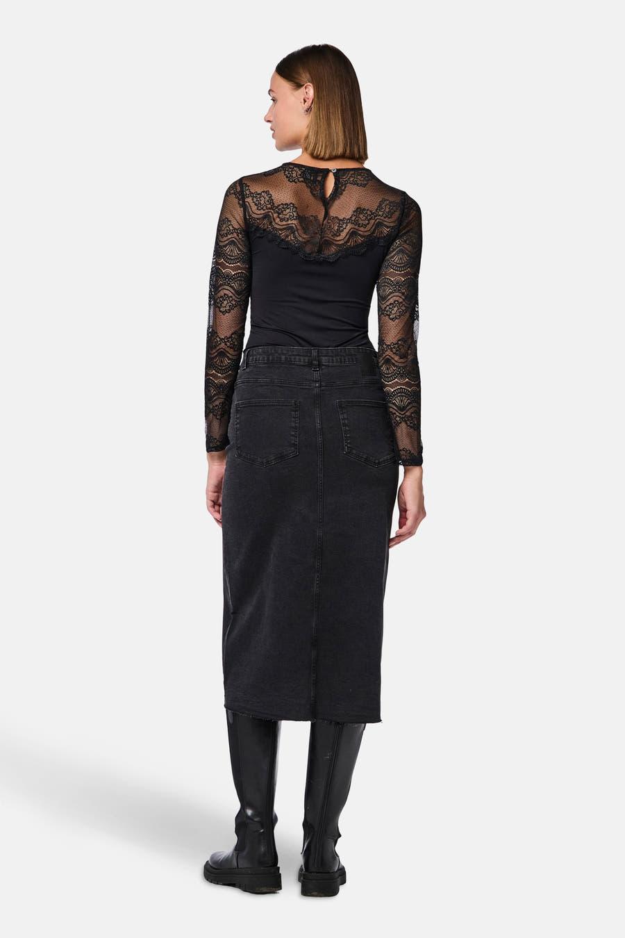 Zwarte body van PIECES®, met lange kanten mouwen en een decoratieve ruguitsnede.