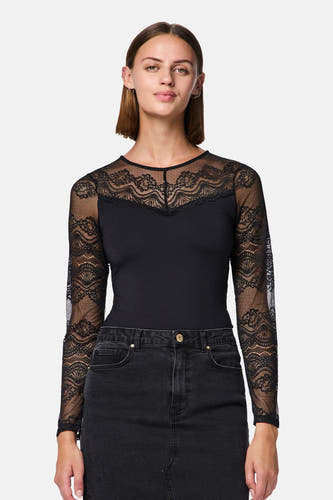 Corps noir de PIECES®, avec des manches longues en dentelle et un détail en dentelle sur la poitrine.