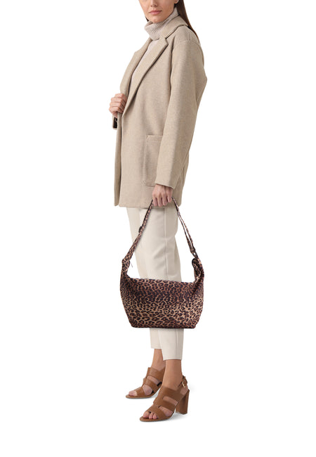 Zwarte schoudertas van PIECES®, met een luipaardprint en gedragen door een model met een beige jas en bruine hakken.

