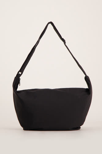 Sac à dos noir de PIECES®, avec une sangle réglable et une fermeture éclair en haut.