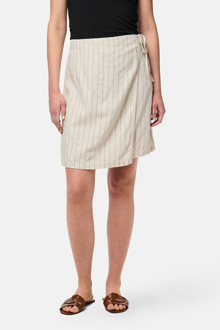 Jupe écru courte de PIECES®, avec une fine ligne de craie, un détail de surjet et une fermeture éclair latérale.