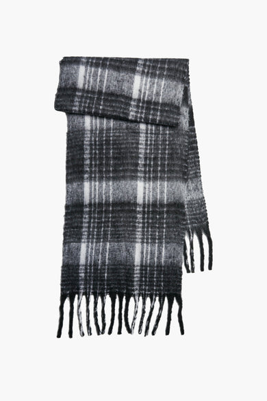 Zwarte wintersjaal van Pieces, met een ruitpatroon en franjes aan de uiteinden.