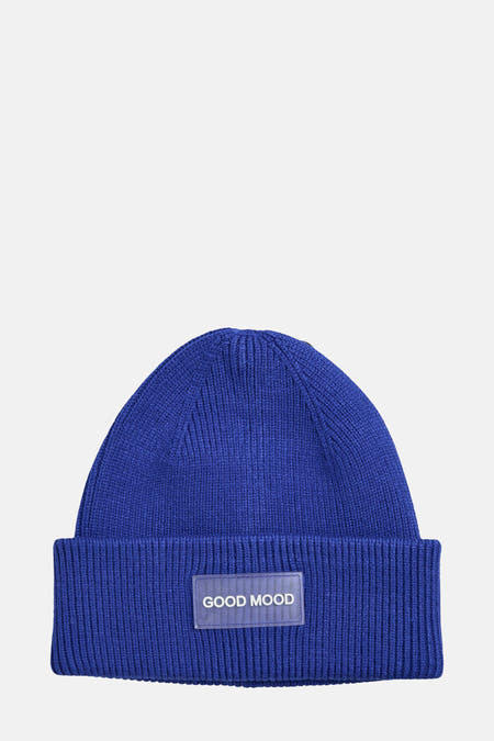 Casquette bleue PIECES® avec texture côtelée et logo "Good Mood" rectangulaire à l'avant.