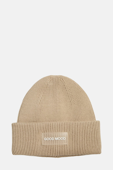 Casquette beige de PIECES® avec une texture finement tricotée et un patch rectangulaire avec le texte "GOOD MOOD".