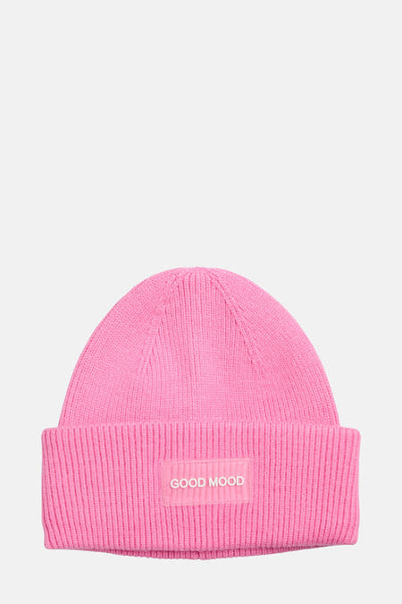 Roze muts van PIECES®, met geribbelde textuur en een opschrift "GOOD MOOD" op de omslag.
