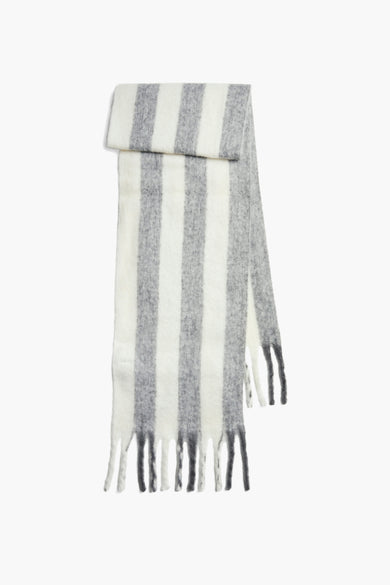 Chapeau d'hiver gris de PIECES®, avec un motif rayé et des franges.
