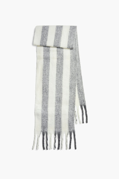 Chapeau d'hiver gris de PIECES® avec un motif rayé blanc et des franges aux extrémités.